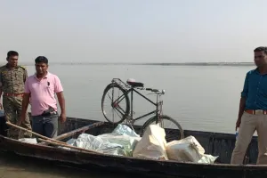 गोपालगंज में नाव से ला रहा था 52 पेटी  शराब ,बीच में ही पकड़ा गया 